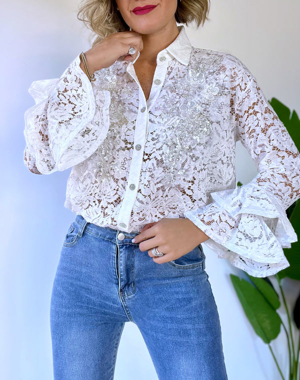 Camicia di pizzo con applicazioni e voulant ai polsi