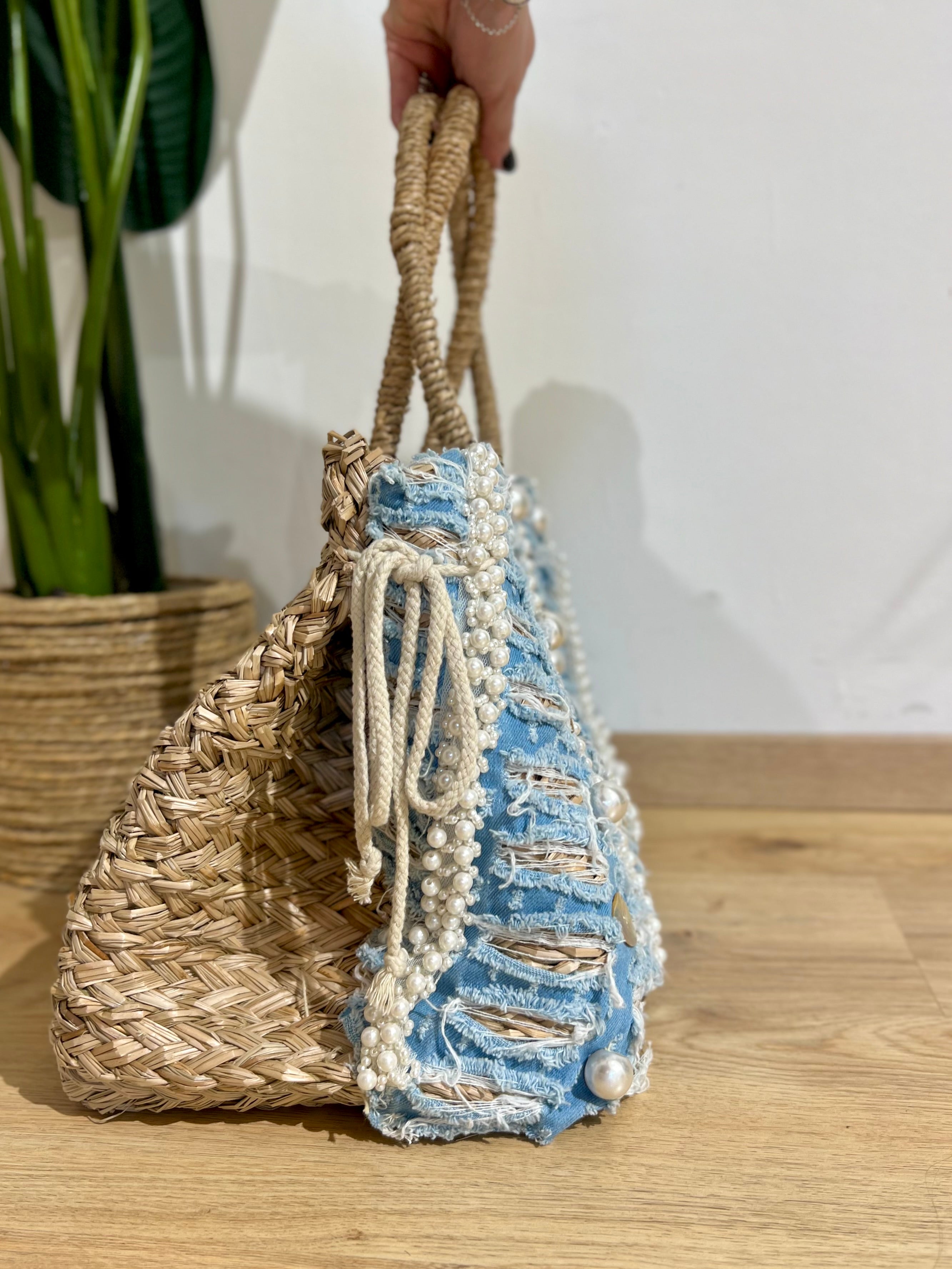 Borsa in paglia con jeans e perle