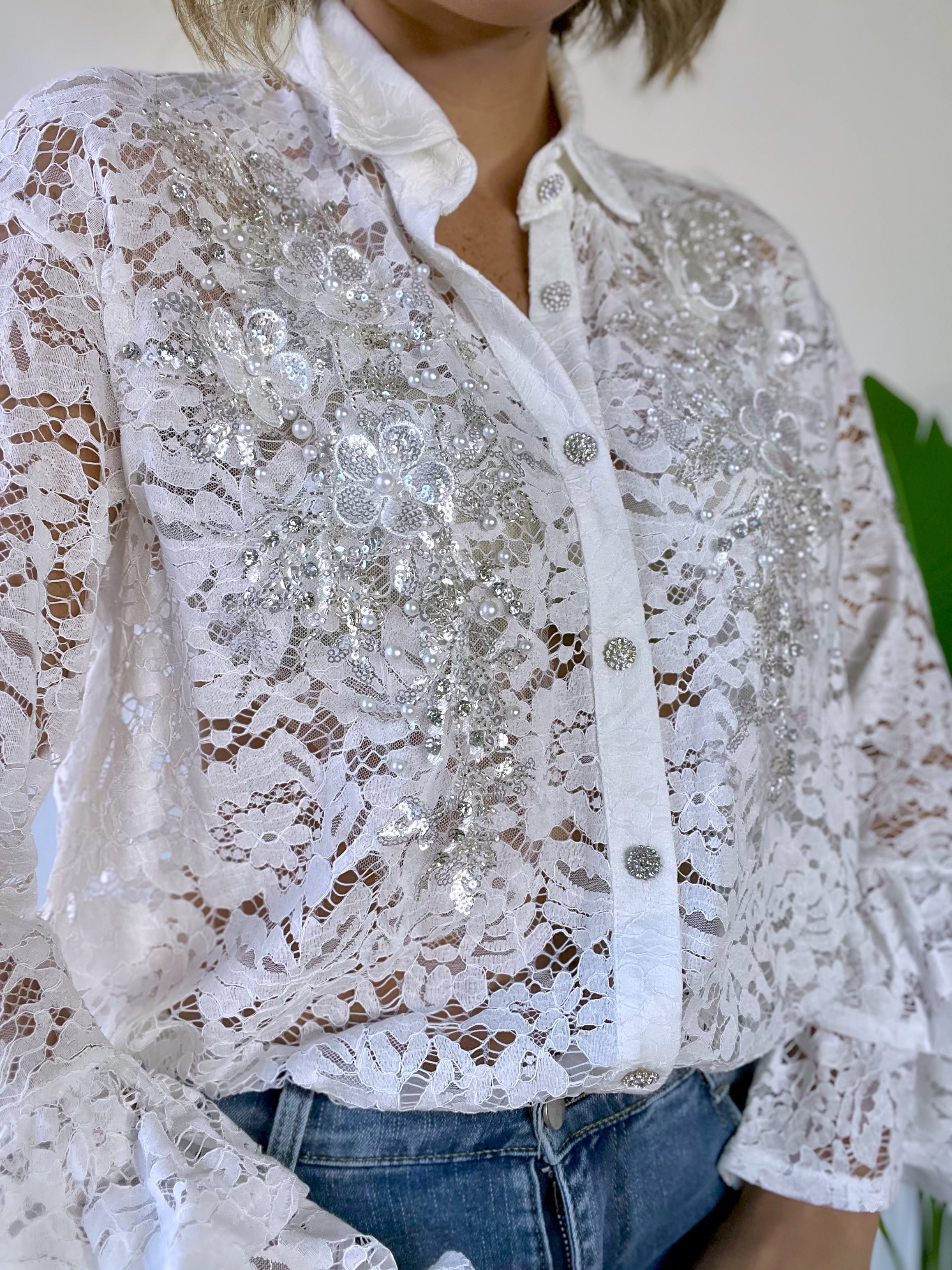 Camicia di pizzo con applicazioni e voulant ai polsi