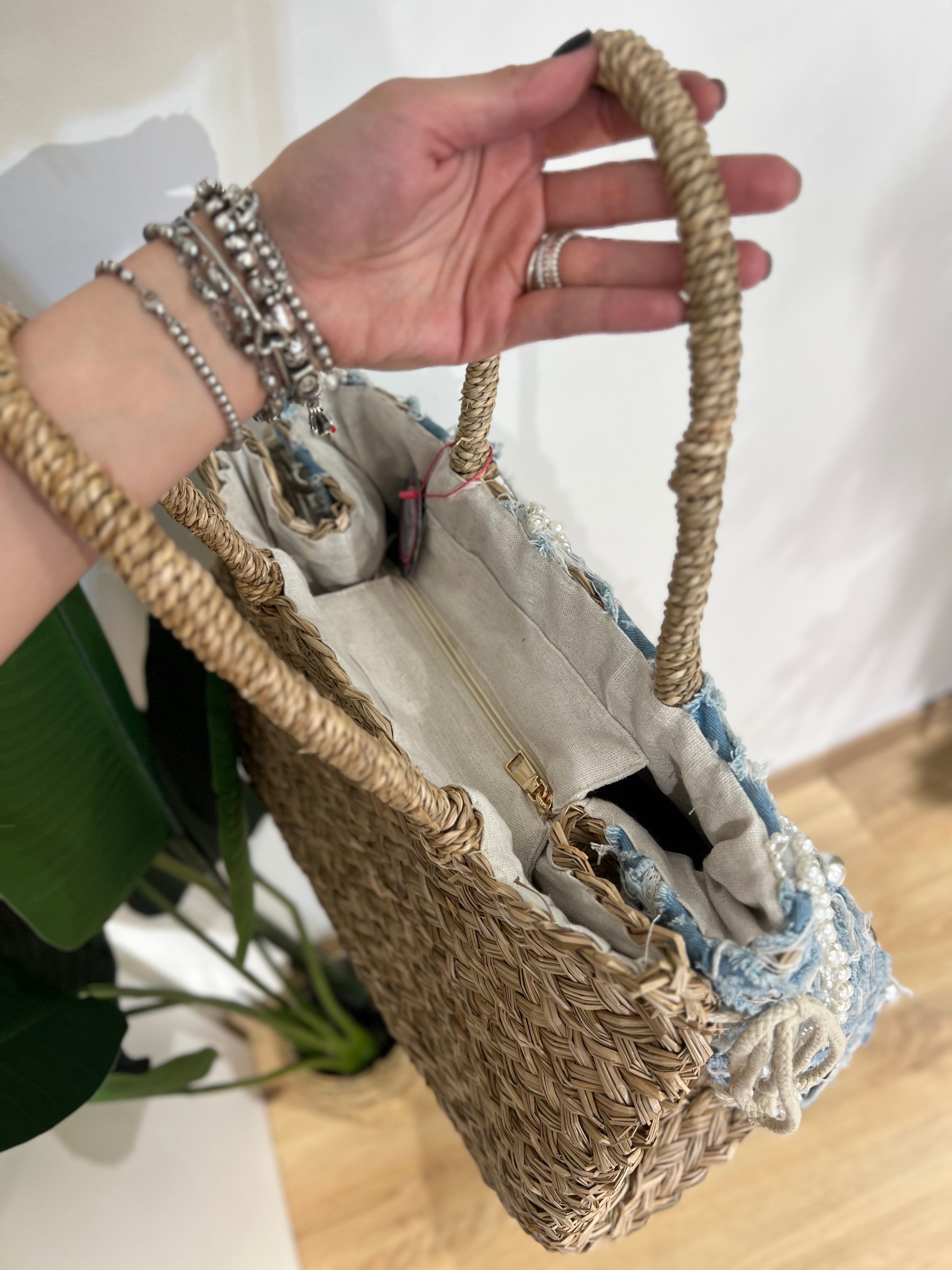 Borsa in paglia con jeans e perle