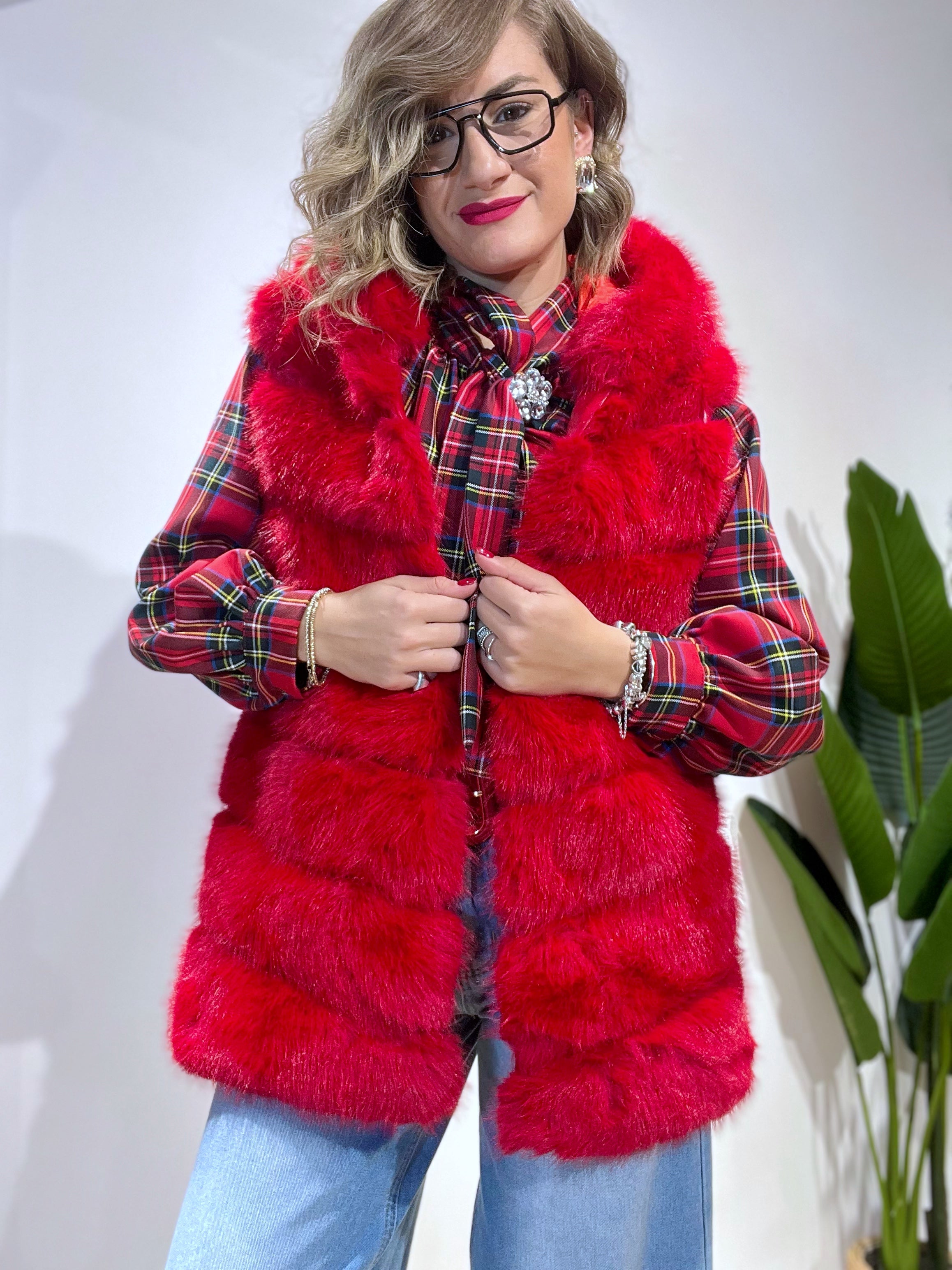 Gilet in ecopelliccia rosso con cappuccio