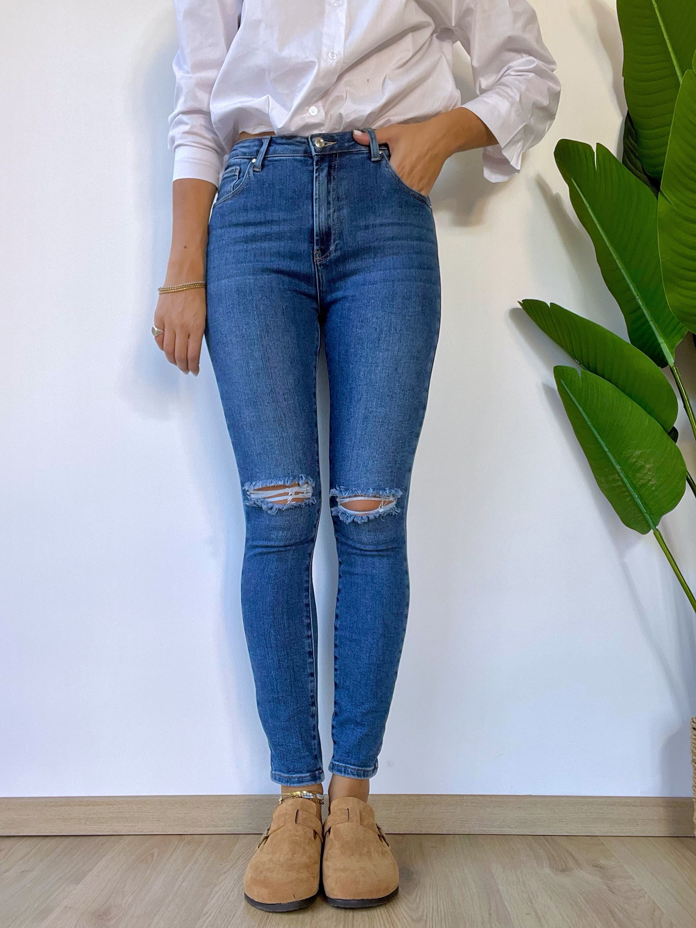 Jeans skinny con strappi sulle ginocchia