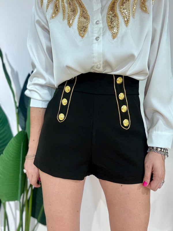 Shorts con bottoni oro