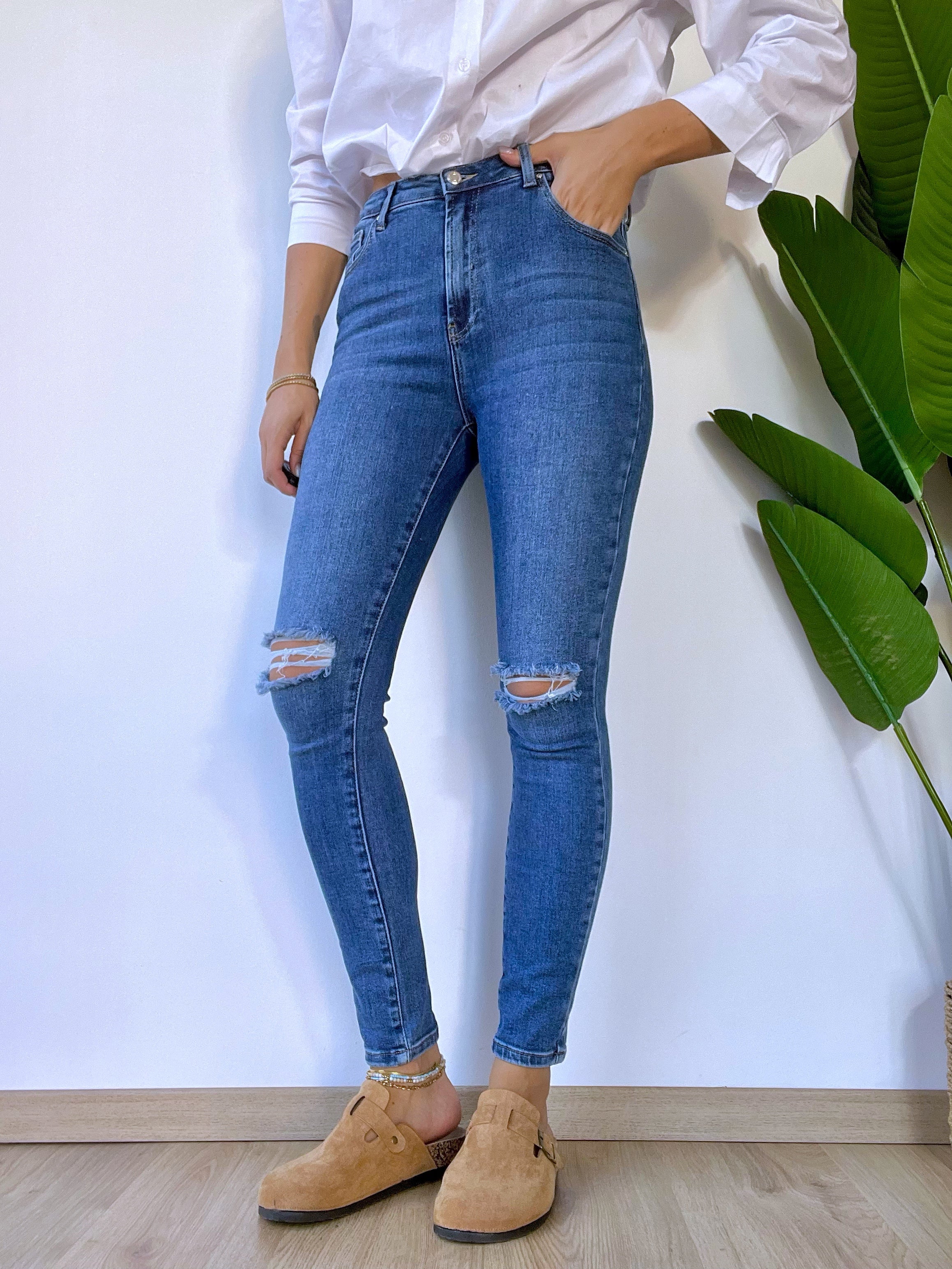 Jeans skinny con strappi sulle ginocchia