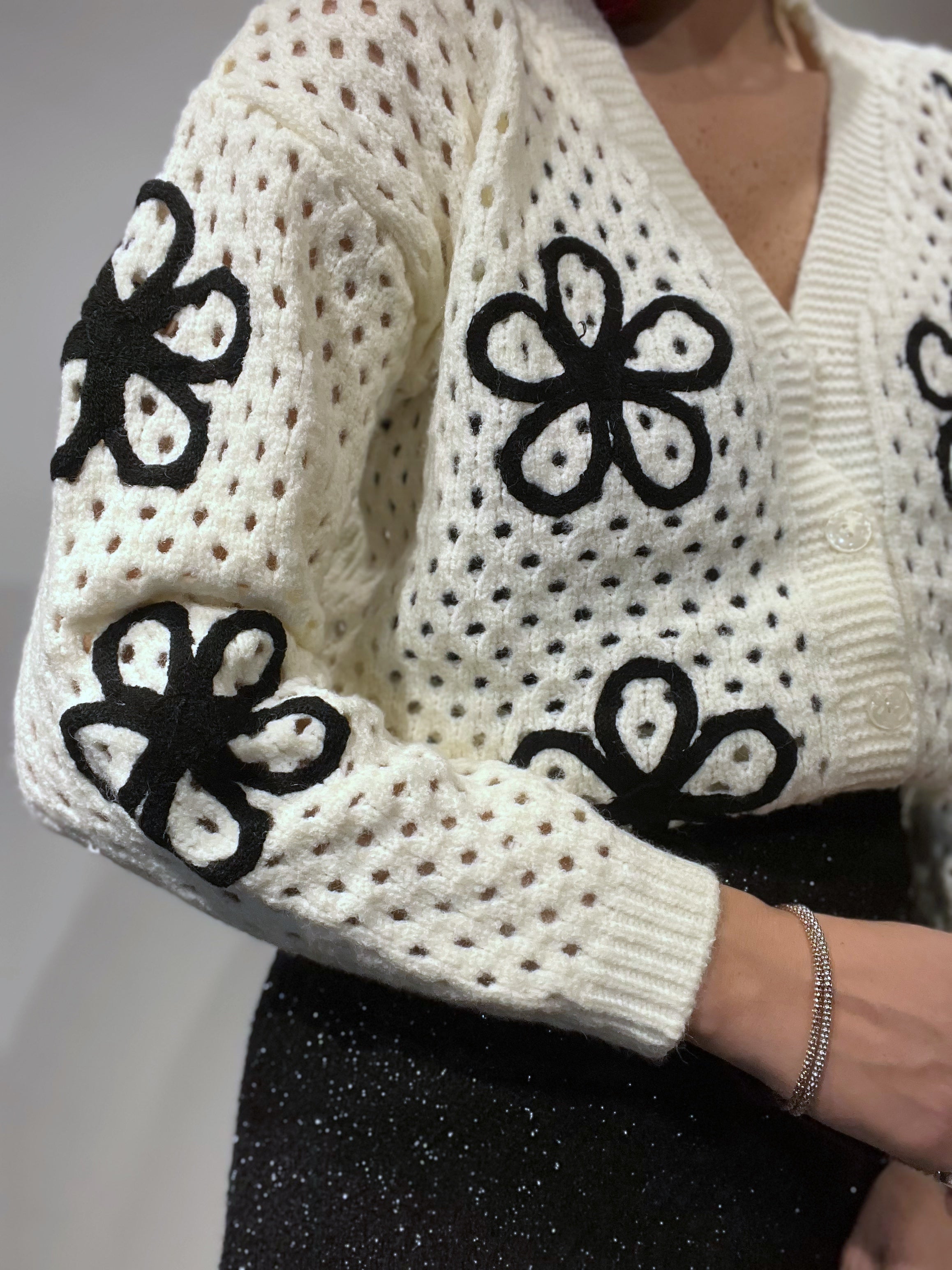 Cardigan traforato con fiori