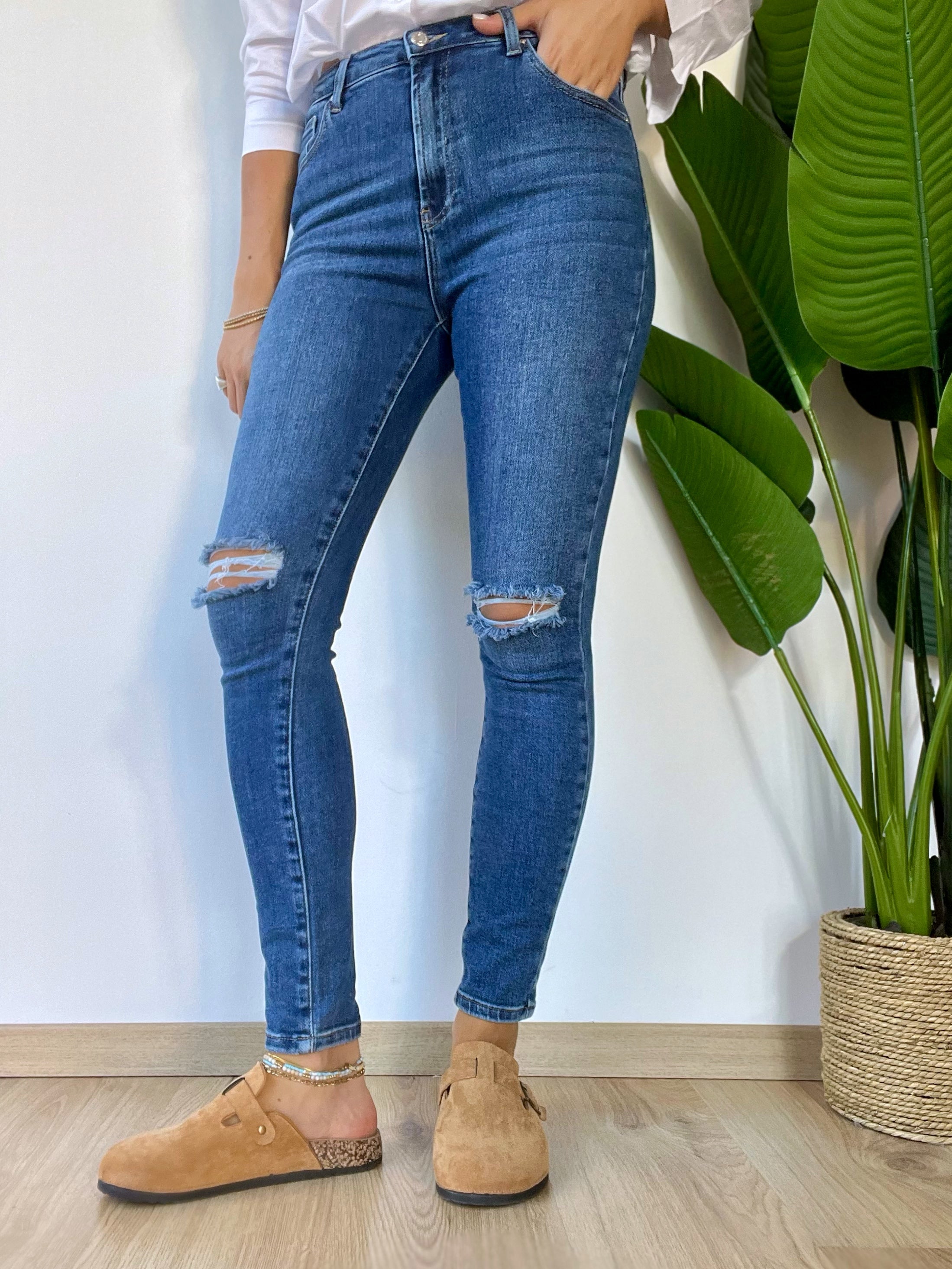 Jeans skinny con strappi sulle ginocchia