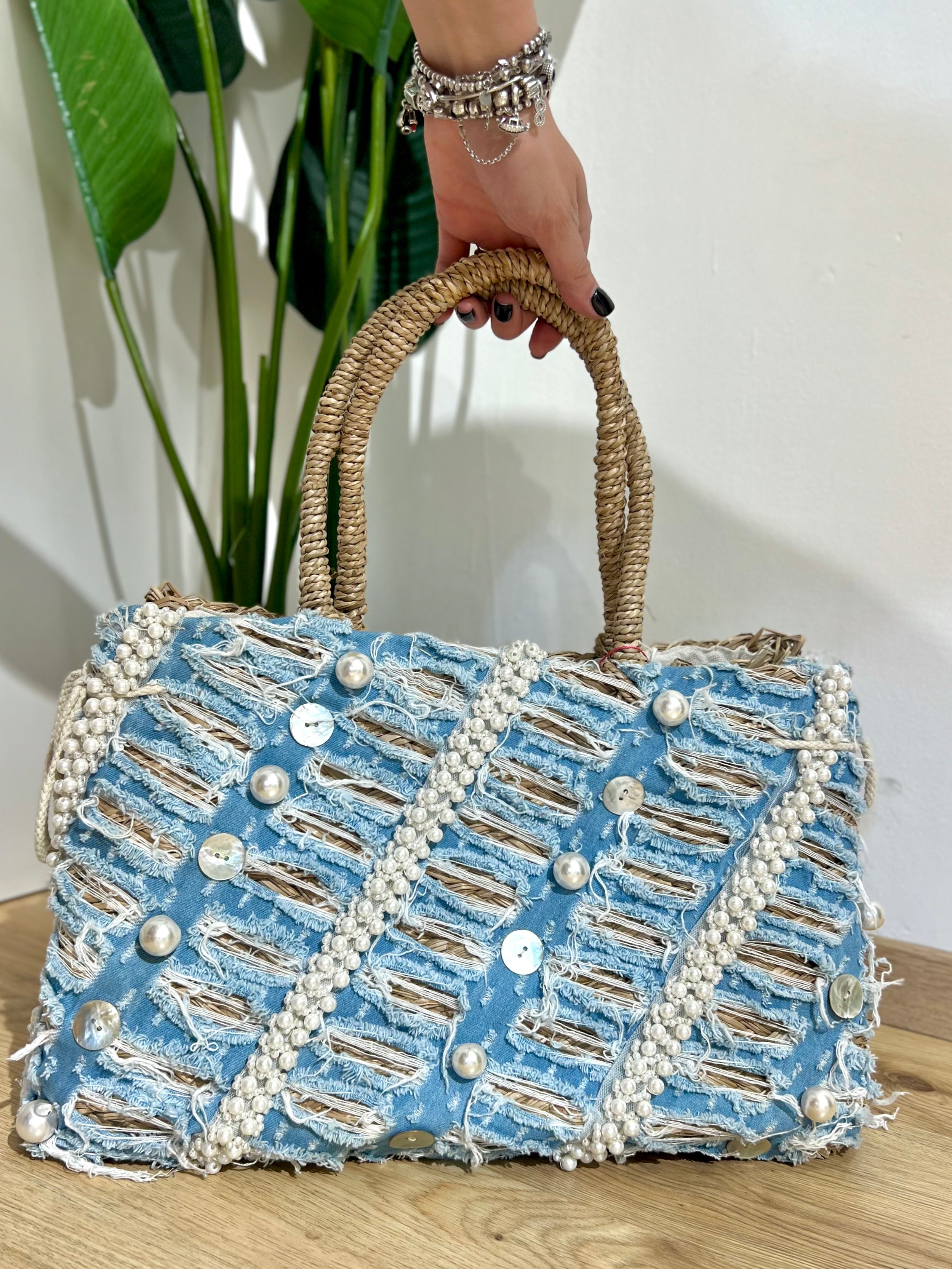 Borsa in paglia con jeans e perle