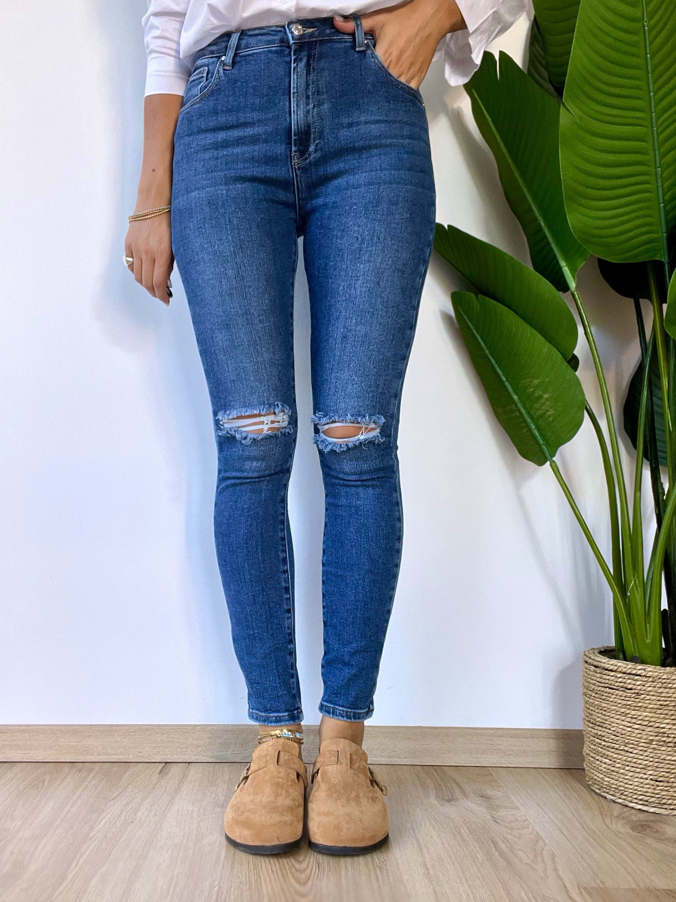 Jeans skinny con strappi sulle ginocchia